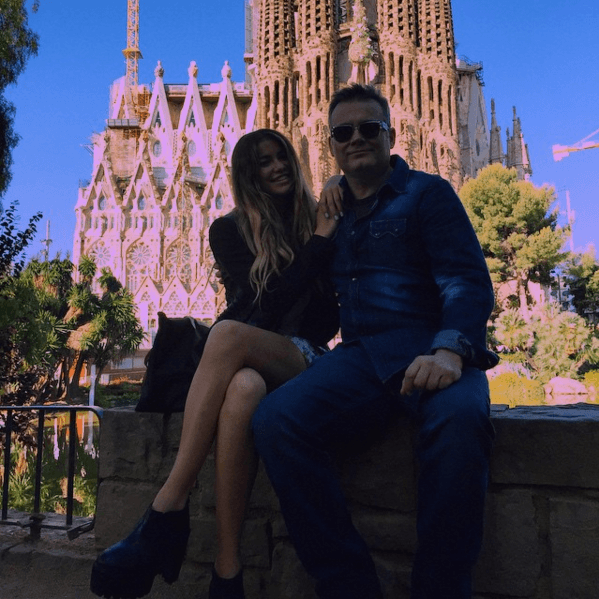 Su papá es su fiel compañero en cada aventura que emprende.