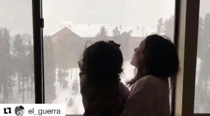 En un video compartido por Alberto Guerra, se ve a la actriz con su pequeña Lúa en brazos, mientras ambas observan la nieve caer.