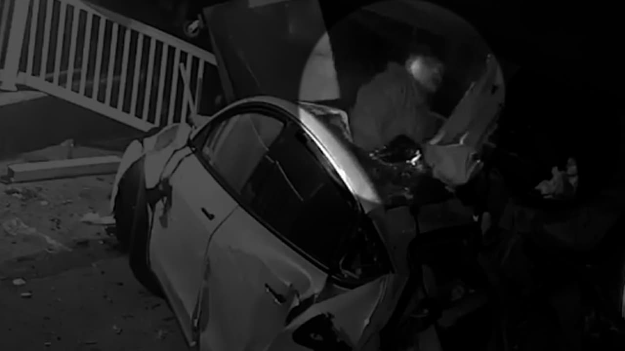 Iba a 100 millas por hora: conductor de Tesla es acusado por choque donde muere adolescente