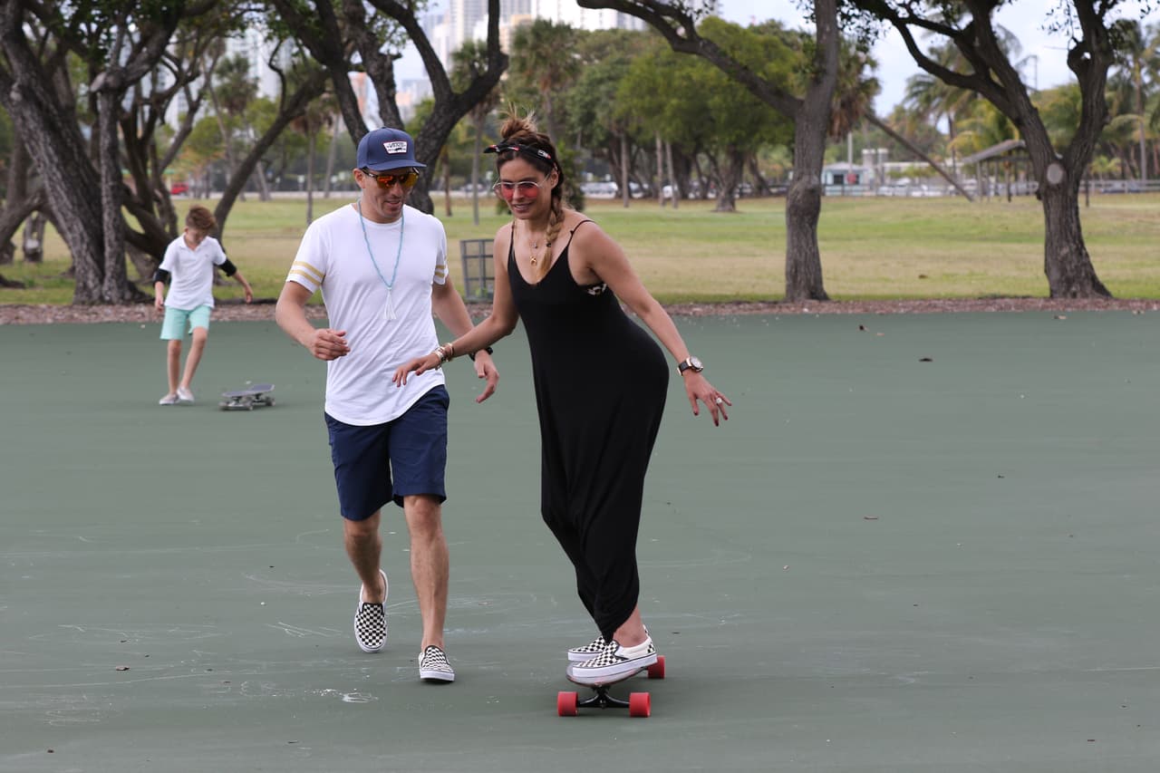 Photo © 2017 Luis Fernandez/The Grosby Group EXCLUSIVO Miami, April 16, 2017. Galilea Montijo con su marido, Fernando, su hijo, Mateo y amigos en un parque de Miami. Fernando estaba enseñando a Galilea a andar en patineta.