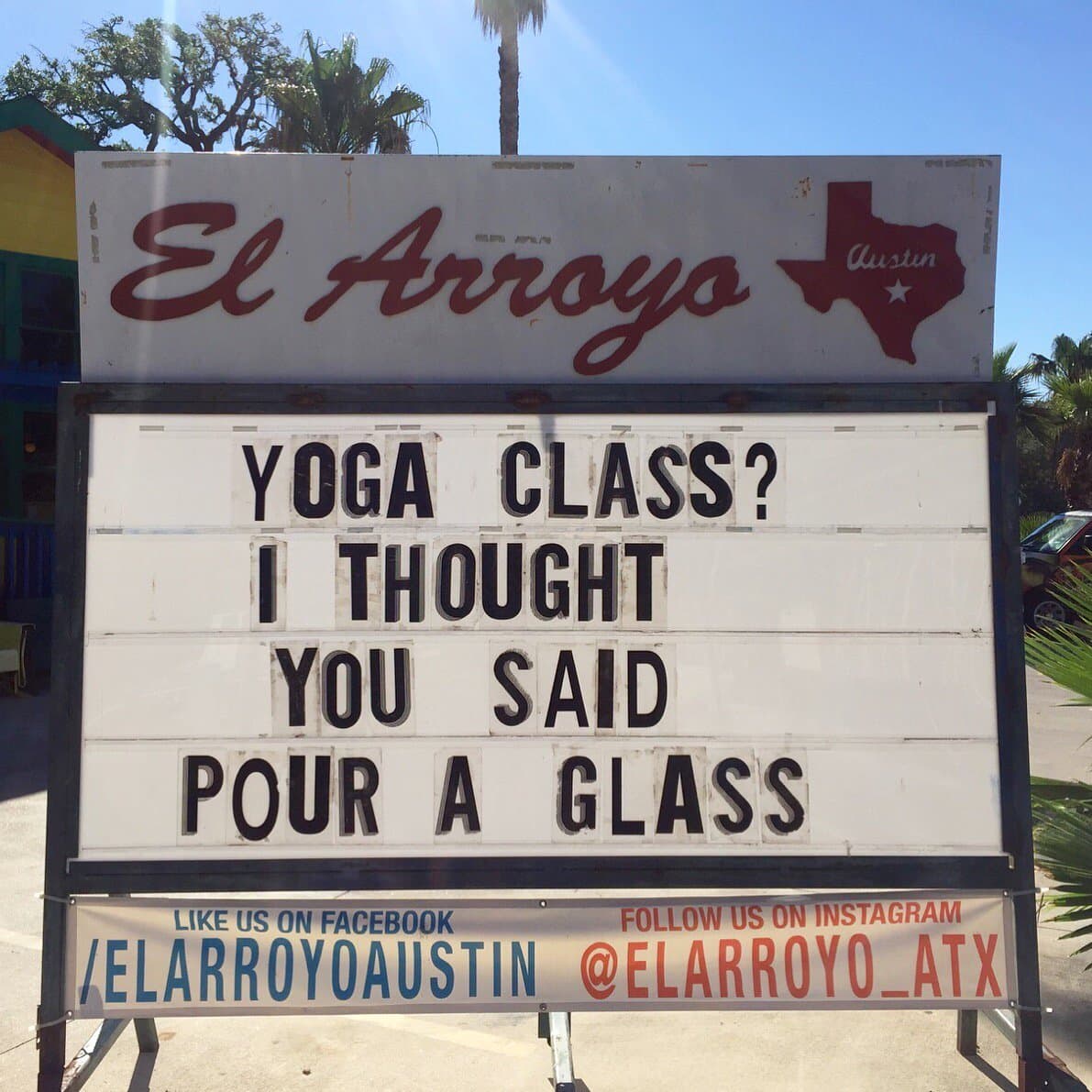 Los juguetones mensajes o bromas hacen referencia a la cotidianidad, el gusto por la comida y/o hechos actuales de cultura pop, política, deportes, conmemoraciones, naturaleza y hasta el clima.