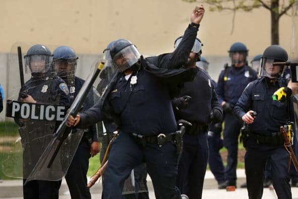 Aquí vemos a un grupo de oficiales tratando de repeler las agresiones.