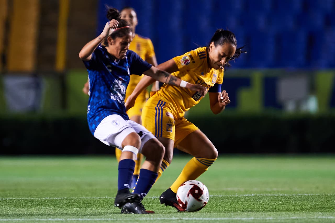Tigres derrotó al Pachuca con doblete de StephanyMayor y uno más de Ovalle; por 'las Tuzas' descontó Viridiana Salazar. Las de Tigres ya son segundas, con un partido menos que el líder América.
