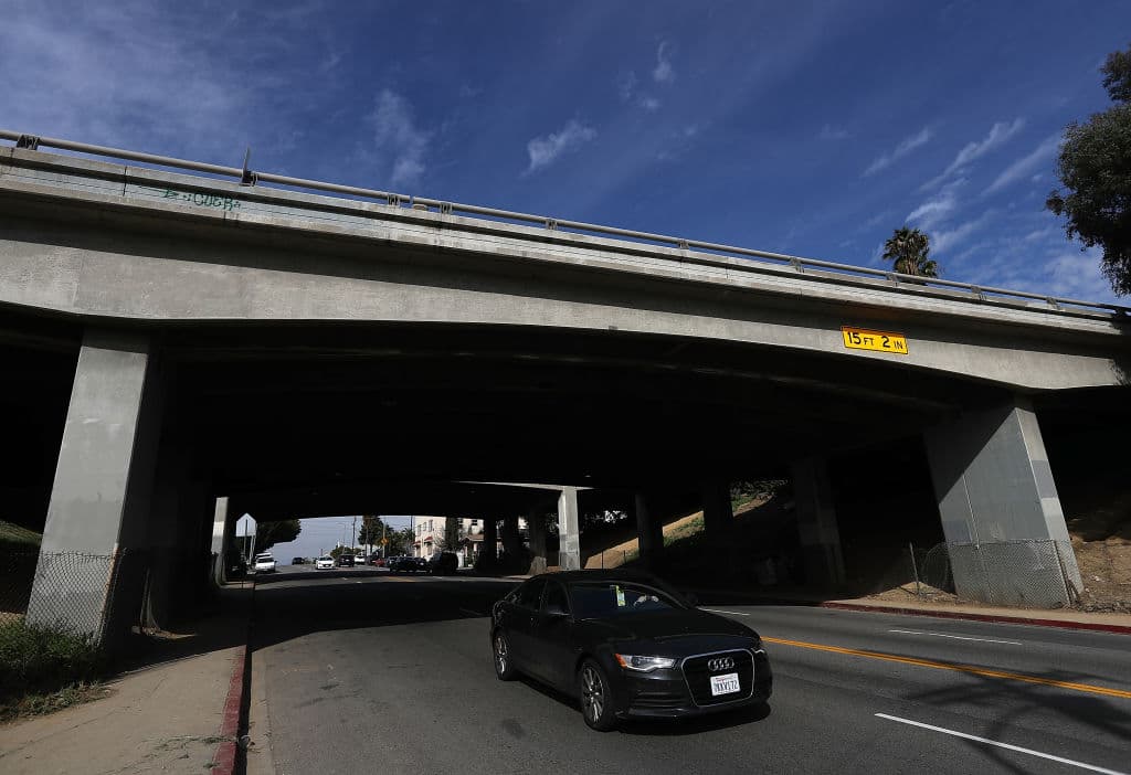En ambas vías de California se estima que las estructuras soportan al menos 289,000 vehículos por día.