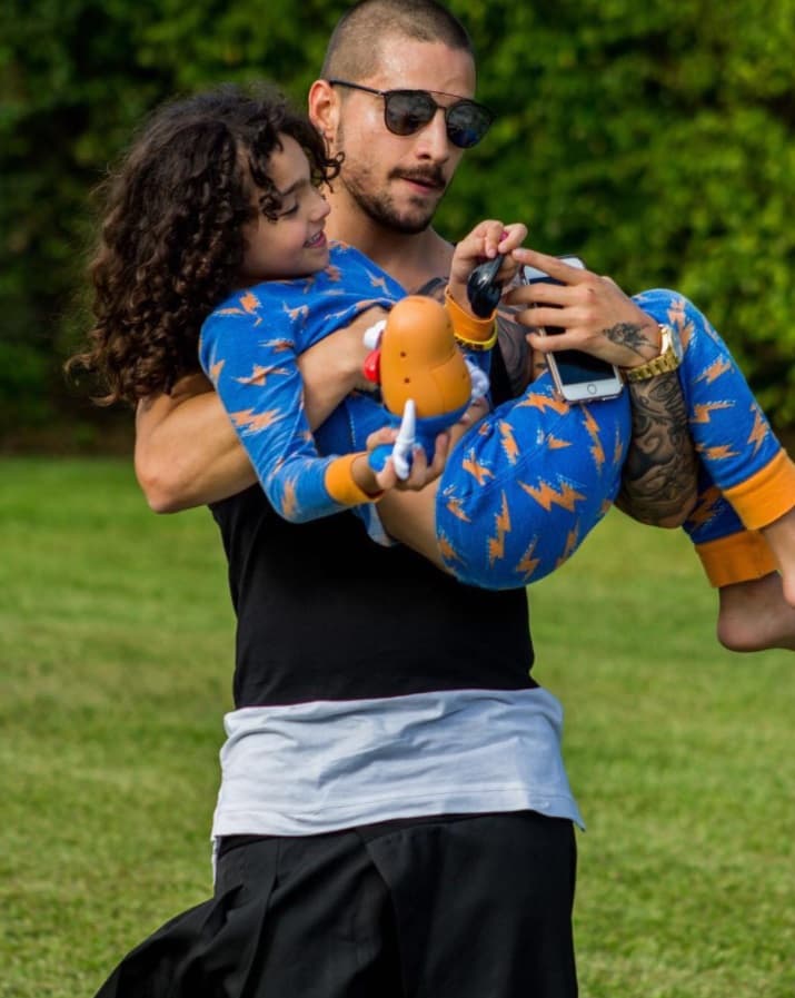 Con su primo Romeo lleva una relación muy paternal y siempre lo llena de regalos y sorpresas.