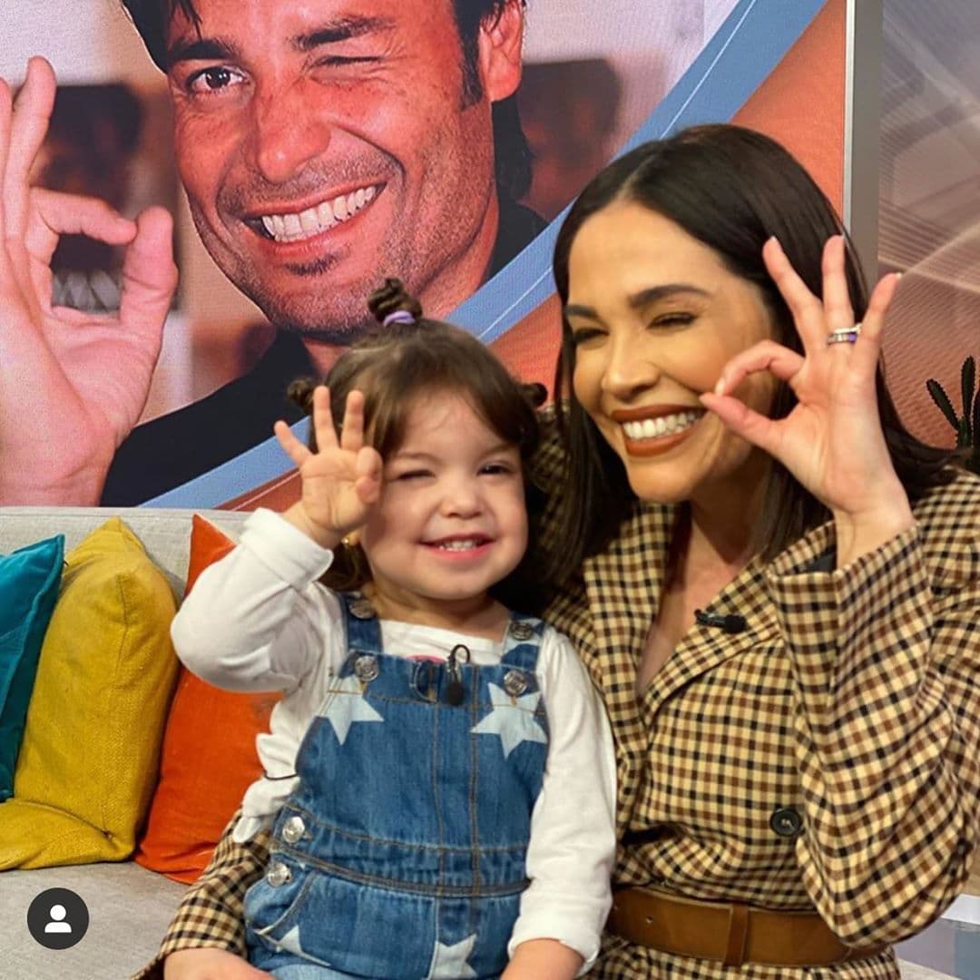 Nadie quiso perderse su foto con la encantadora niña. Aquí, sonriendo con Karla.