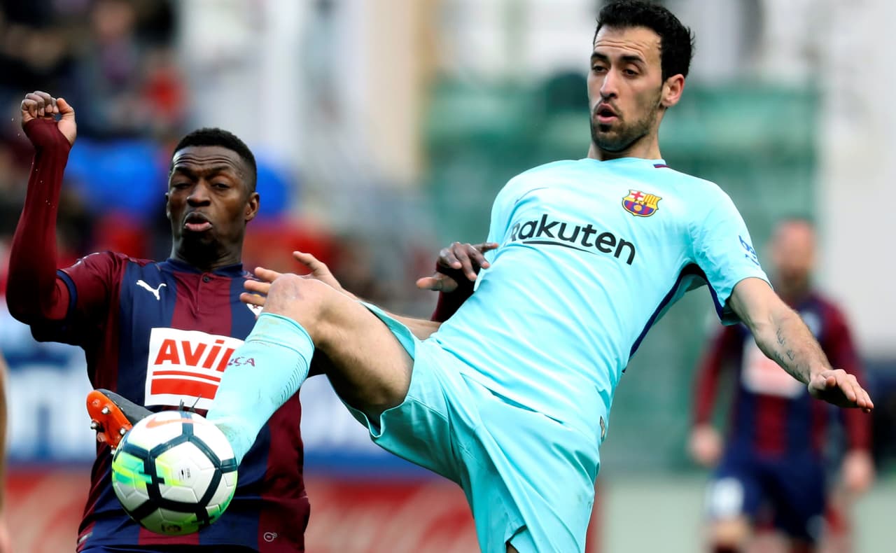 En el mediocampo, Sergio Busquets mantenía el control y circulaba el esférico.