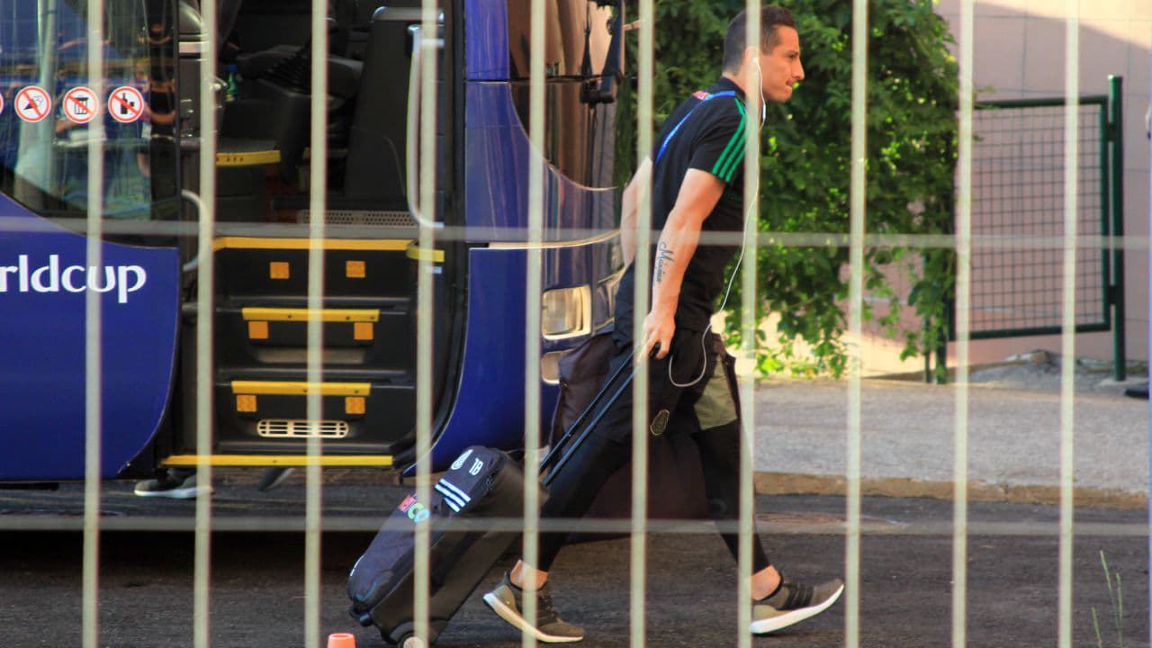 En silencio y por la puerta de atrás llegó la Selección Mexicana a su hotel en Samara