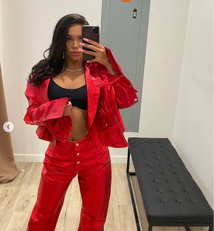 El 8 de abril, la modelo Sydney Chase dijo en el podcast 'No jumper' 
<b><a href="https://www.univision.com/famosos/khloe-kardashian-calla-modelo-cuenta-que-tuvo-sexo-con-tristan-thompson-fotos" target="_blank">que se acostó con él</a></b>, reveló detalles sobre el miembro sexual del basquetbolista y aseguró que la engañó diciéndole que estaba soltero. 
<br>