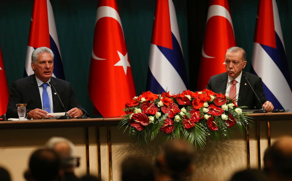El presidente turco Recep Tayyip Erdogan, a la derecha, y el presidente de Cuba Miguel Díaz-Canel hablan durante una conferencia de prensa conjunta en el palacio presidencial en Ankara, Turquía, el miércoles 23 de noviembre de 2022.
