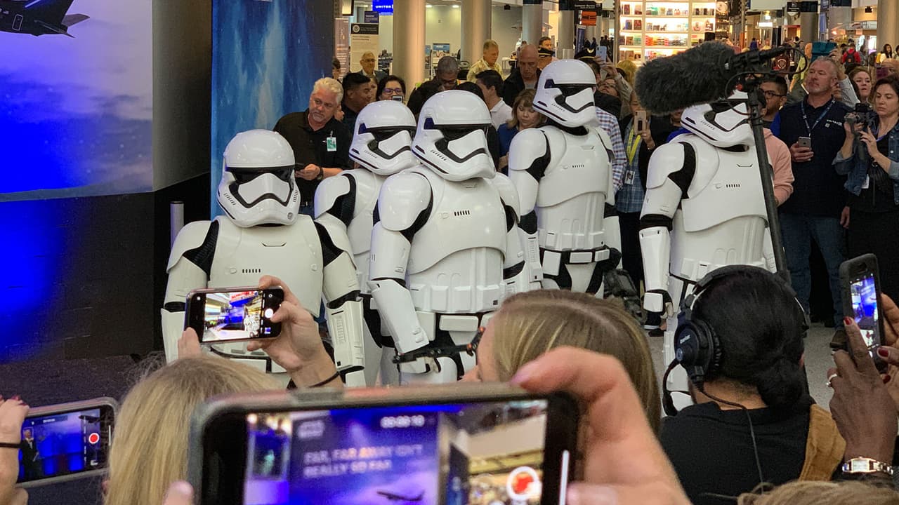 Las tropas de los Stormtrooper causaron sensación entre los viajantes en el aeropuerto de Houston.