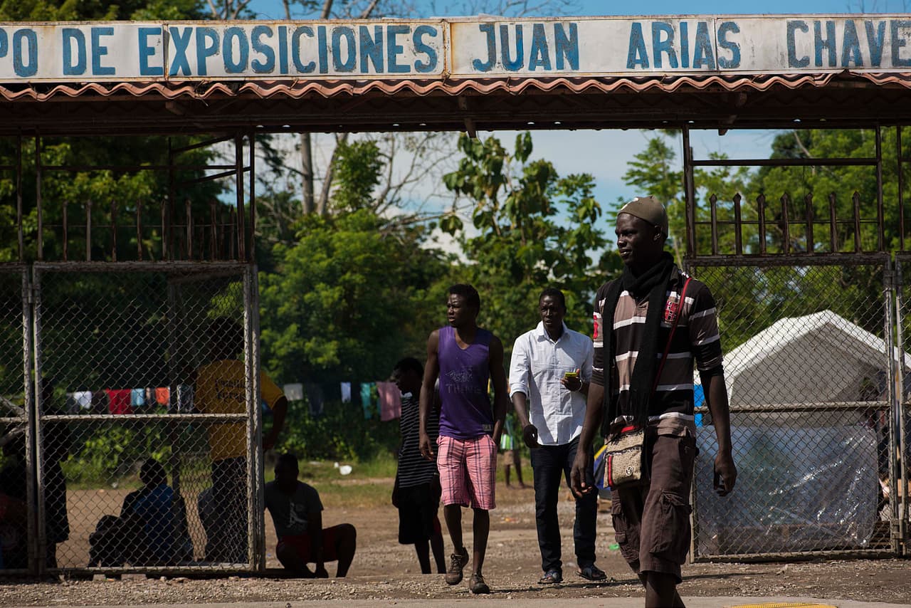 Unos 500 inmigrantes, en su mayoría africanos, viven en el Campo de exposiciones Juan Arias Chaves de Paso Canoas (Costa Rica). El cierre de algunas fronteras en Europa por la llegada masiva de refugiados de Oriente Medio hizo que muchos de ellos buscaran una nueva ruta migratoria hacia EEUU cruzando a América del Sur en barco.