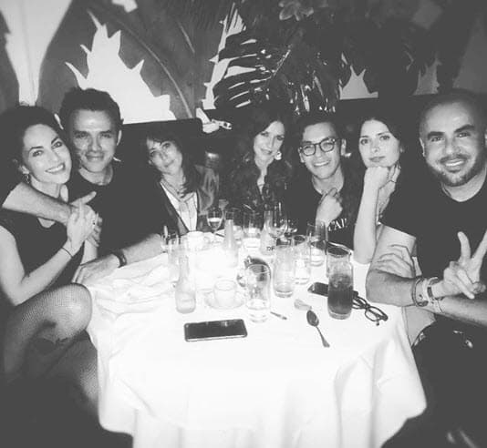 Además, es hijo de Gina Diez Barroso Azcárraga, hija de Laura Azcárraga, quien era hermana de Emilio Azcárraga Milmo, el fundador de Televisa, según información de la 
<a href="https://www.revistaclase.mx/articulo/2018/06/06/conoce-al-empresario-y-millonario-novio-de-barbara-mori" target="_blank">revista Clase</a>.