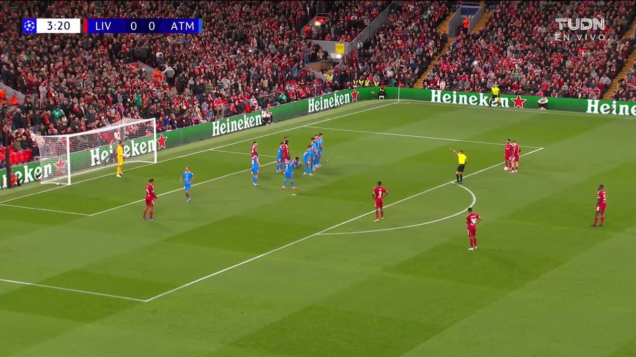 ¡AUTOGOL! de Pablo Barrios para Liverpool.