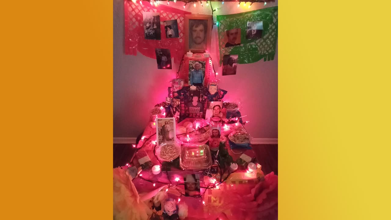 Alejandra López decoró su tradicional altar de muertos con fotografías de sus familiares, sus platillos favoritos y los santos de su devoción.