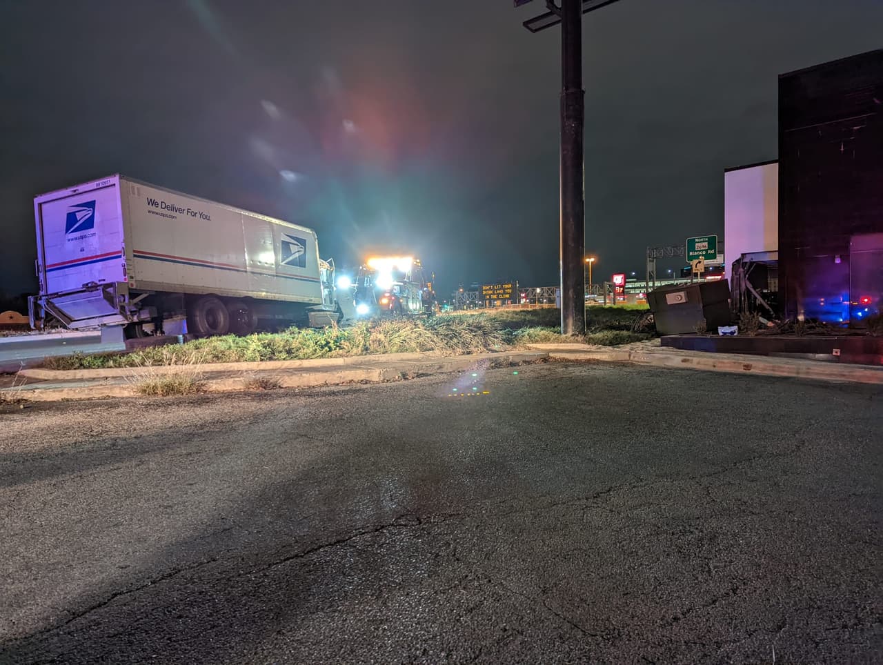 Conductor de camión de USPS se queda dormido y choca con un edificio