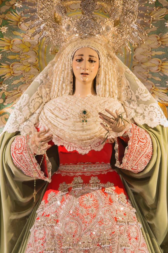 Los 'siete dolores' de la Virgen hacen referencia a los siete episodios de la vida de Jesucristo, relatados por los evangelios, que hicieron sufrir a María, comenzando con la profecía del anciano Simeón, tras presentar a Jesús en el templo.