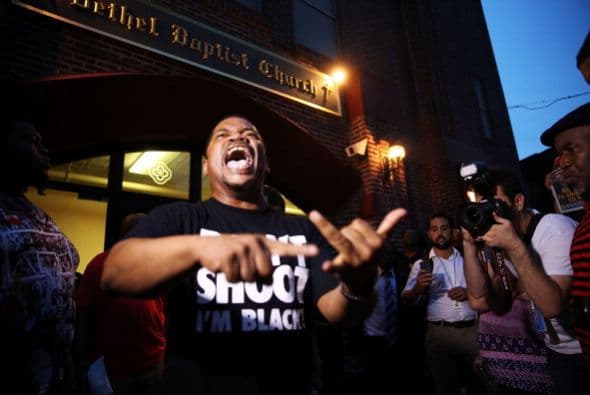 Familiares despidieron a Eric Garner, el hombre que murió bajo custodia de la policía en Staten Island. La agencia municipal que investiga las acusaciones de abusos por parte de la Policía anunció que está estudiando miles de quejas que ha recibido en los últimos años por el uso de técnicas de asfixia para la inmovilización de sospechosos.