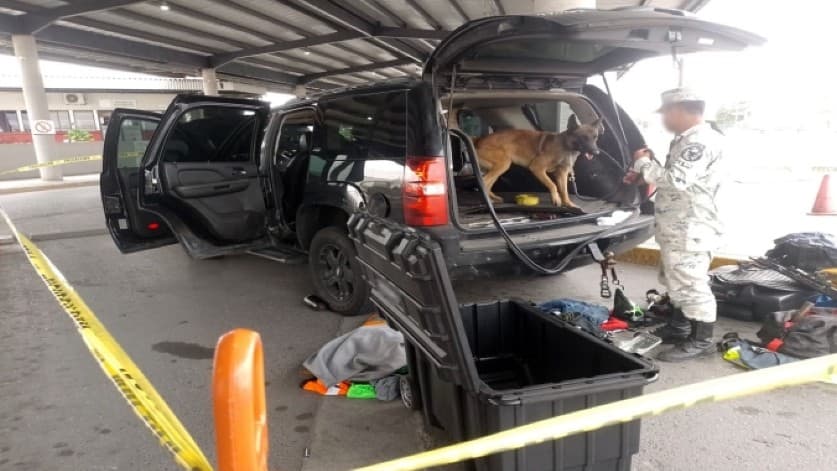 La camioneta en la que fueron hallados 996 cartuchos de alto poder en el paso fronterizo Ignacio Zaragoza de Matamoros el 31 de octubre de 2023.