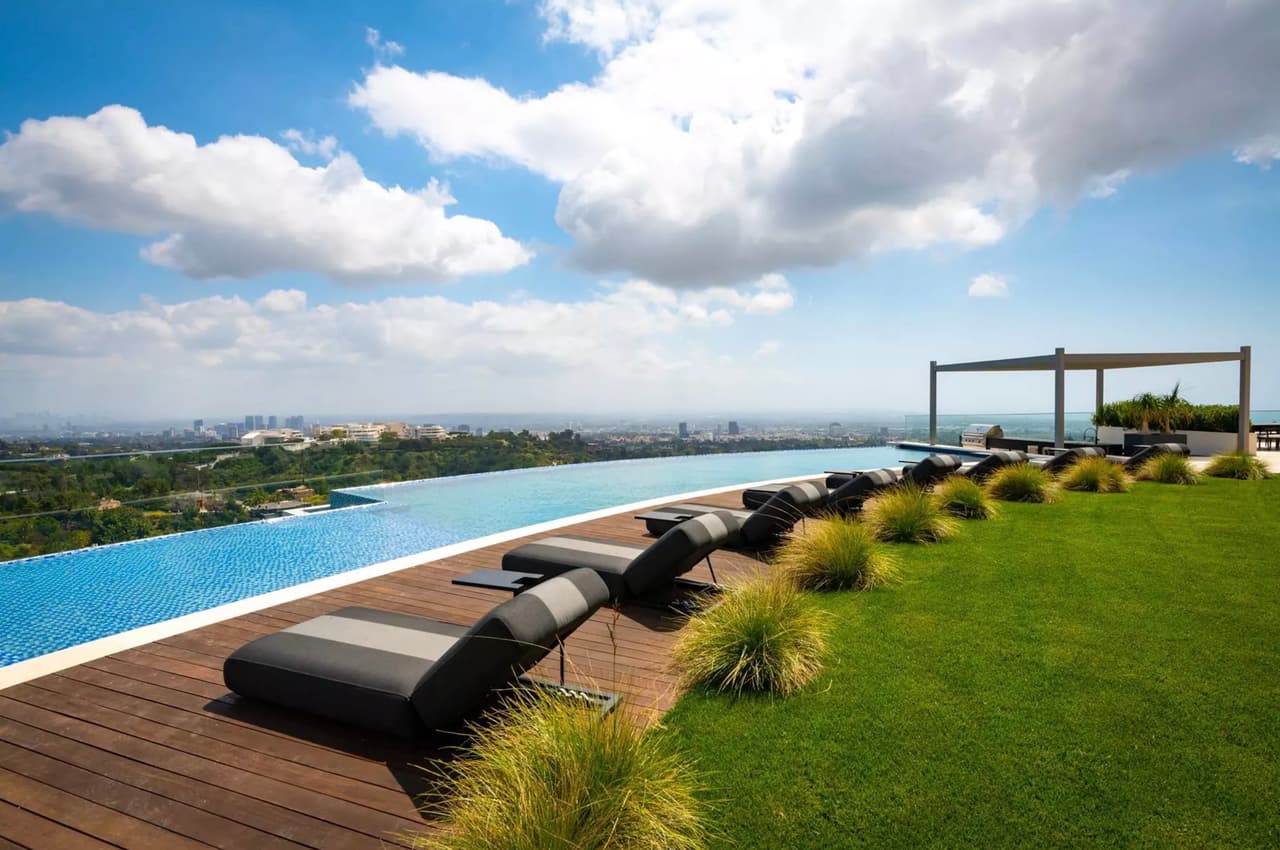 En el exterior hay una 
<b>cocina al aire libre</b> y una 
<b>cabaña </b>junto a la piscina.
<br>