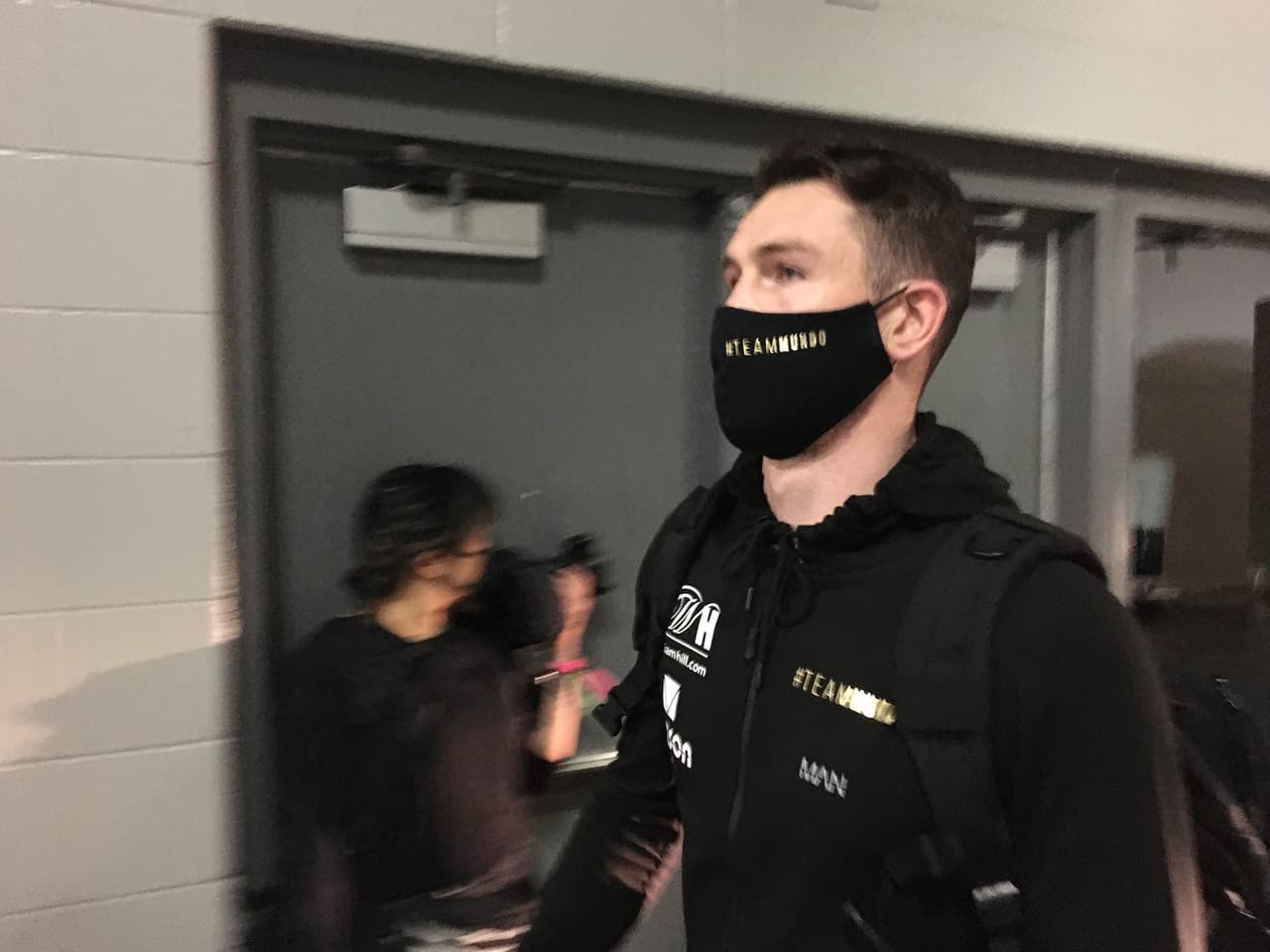 Así se preparaban previo al pleito por los cinturones del WBC y WBA en el Alamodome.