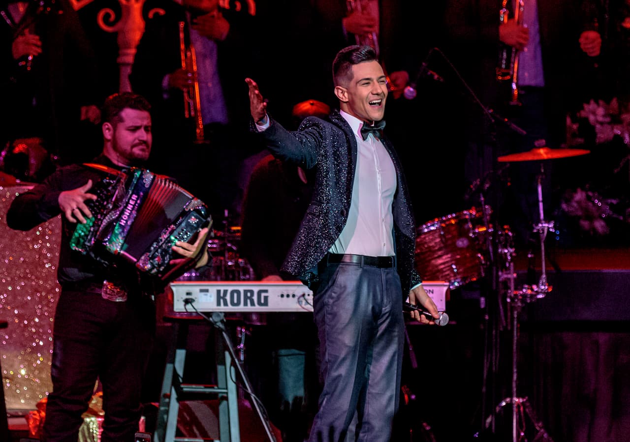 Y los músicos que lo acompañaraon también hicieron crecer la magia de la magnífica velada.