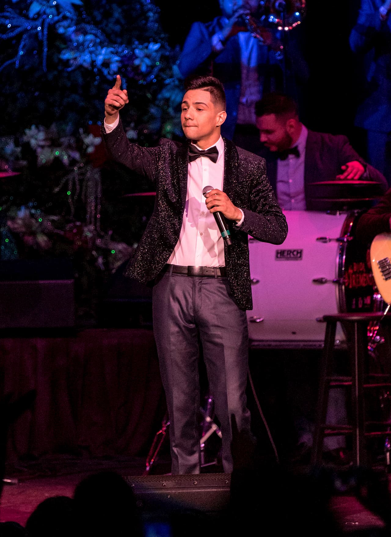 Durante la noche interpretó sus éxitos y las chicas no dejaron de lanzar suspiros.