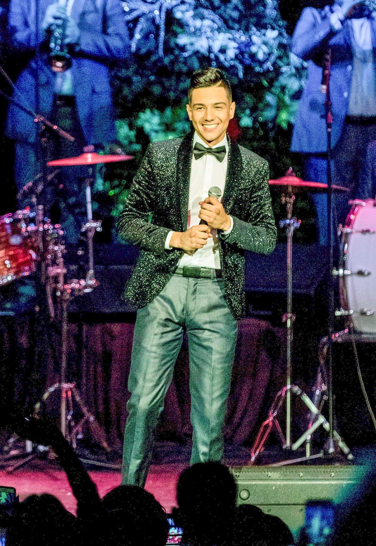 Con el carisma que lo caracteriza, hizo de la noche algoi muy espectacular.