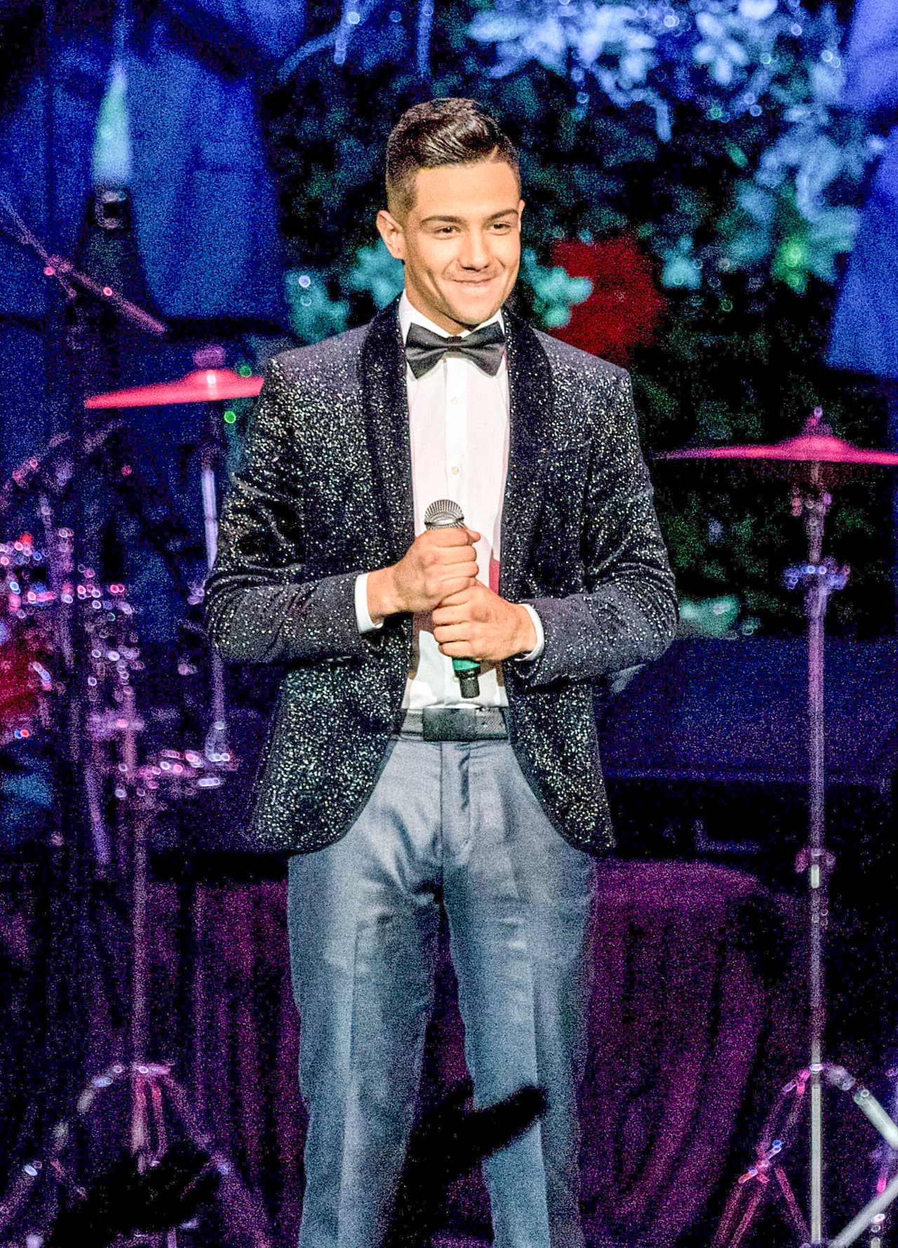Luis Coronel cierra el año en grande, previo a la Navidad ofreció un concierto en The City National Grove, de la ciudad de Anaheim.
