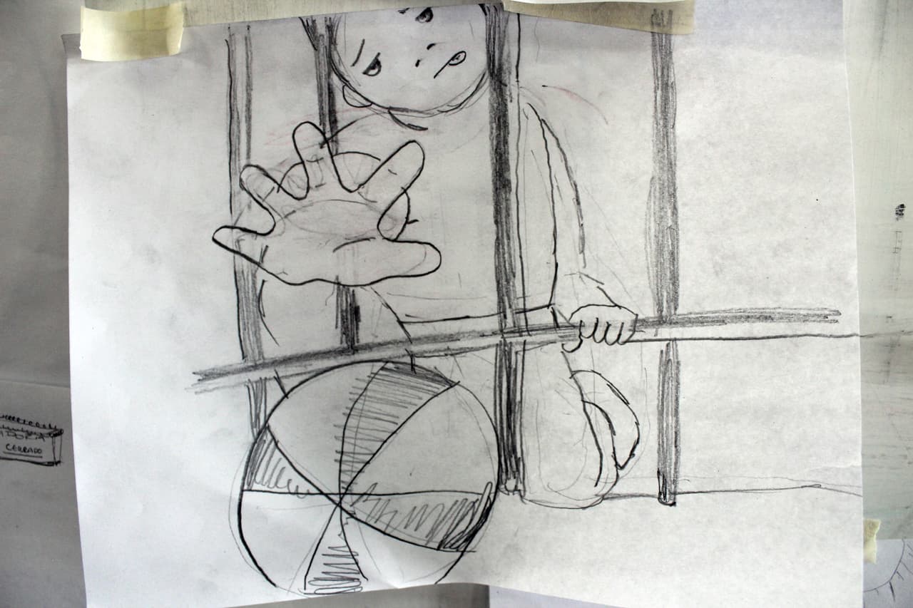 <b>Un niño tras las rejas que intenta alcanzar una pelota. </b>El Comité Internacional de la Cruz Roja (CICR) investiga el impacto psicológico de la violencia en los niños en algunas comunidades de México y que se puede percibir a través de sus dibujos.