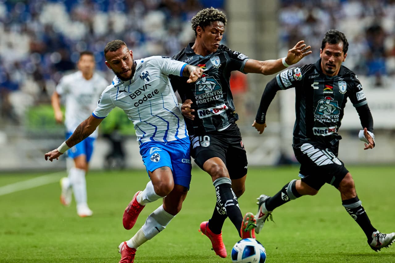 Pachuca perdió de a poco la posesión del balón y empezó a tener poblemas en el mediocampo cerca de la media hora de juego.