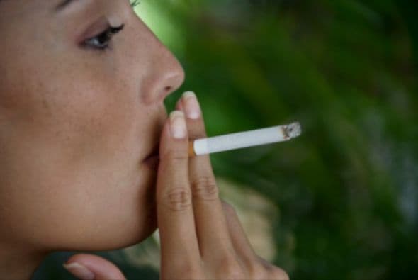 Cuando tienes la adicción de fumar, tu cuerpo tiene una adicción a la nicotina esta sustancia es la que tiene a tu cuerpo en un estado “estimulado”.