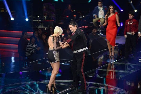 Los jueces subieron al escenario para darnos una clase de baile. Ana Torroja hasta se quitó los zapatos, Cristian Castro enseñó su movimiento de cadera a María León, Espinoza Paz bailó pegadito con Paty Cantú y Pee Wee se movió con candela.