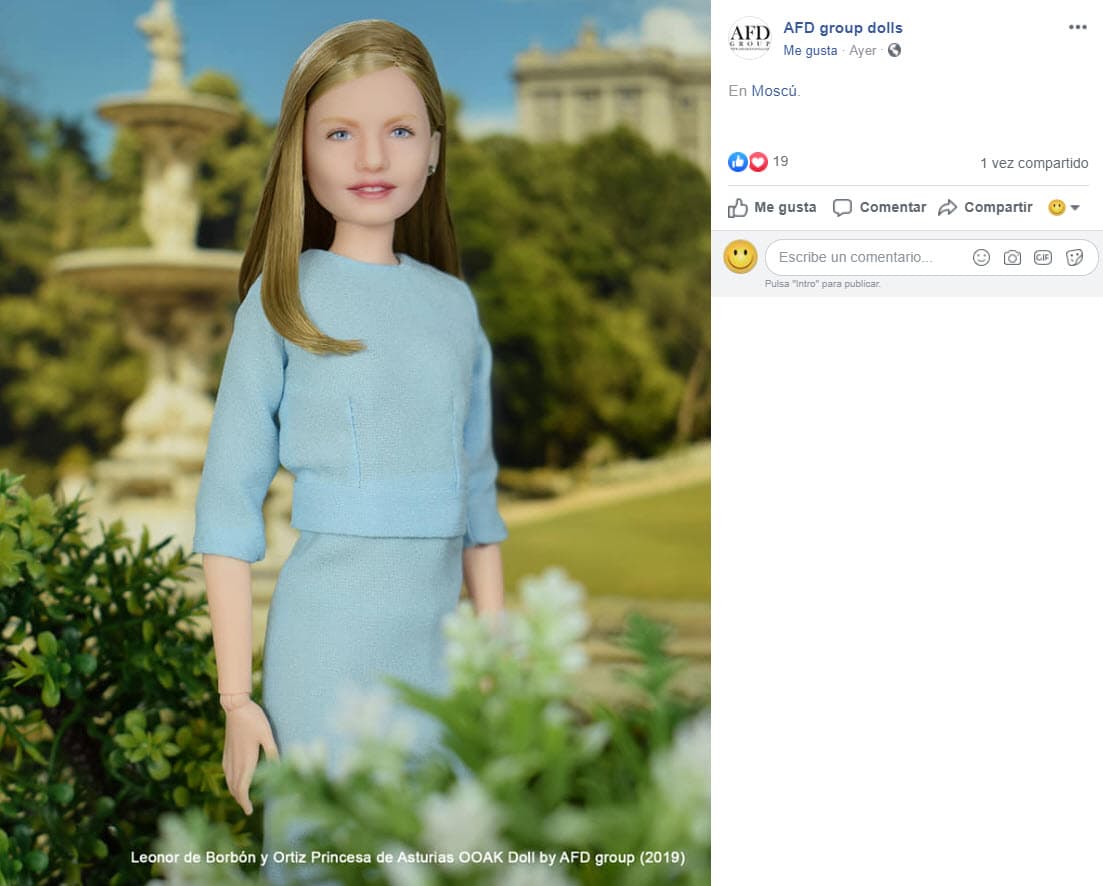 La réplica de la princesa Leonor viste un traje azul claro, color que ha utilizado en 
<a href="https://www.univision.com/famosos/leonor-ya-tiene-fecha-para-su-debut-en-los-premios-princesa-de-asturias-y-lo-hara-a-una-edad-muy-especial-fotos">importantes eventos</a> como el día en que el rey Felipe VI le impuso el Toisón de Oro, o en su primer acto público cuando leyó un fragmento de la Constitución.