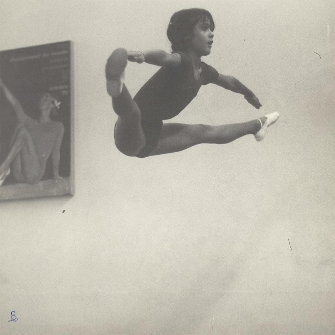 Esta foto la compartió para presumir que cuando era peque era toda una estrella en la gimnasia.