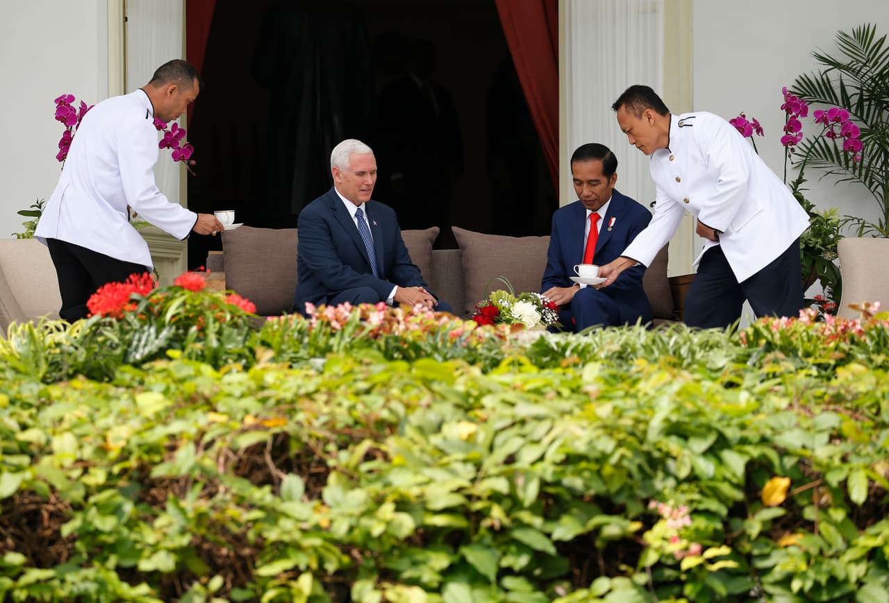 El vicepresidente de EEUU, Mike Pence, comparte un té con el presidente indonesio, Joko Widodo