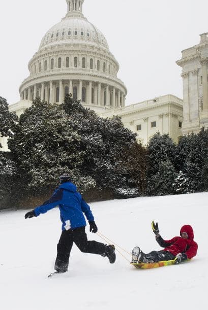 La nieve no bajará en algunas áreas hasta el martes y los meteorólogos predicen que las acumulaciones podrían alcanzar hasta medio metro.