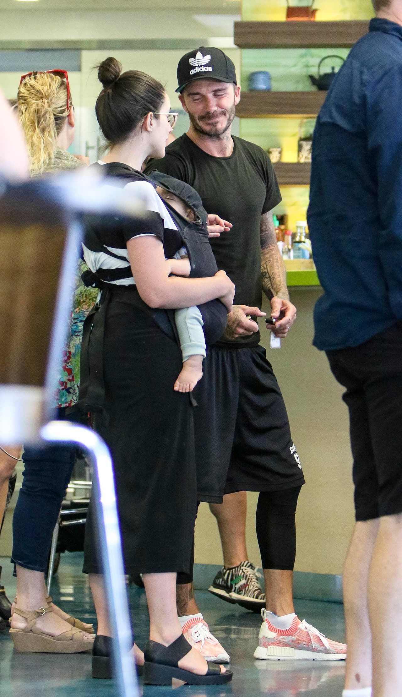 Las tardes calurosas de Los Ángeles se mitigan con una bebida refrescante es por eso que él salió por un rico smothie, pero en lo que esperaba, las conversaciones comenzaron a surgir.