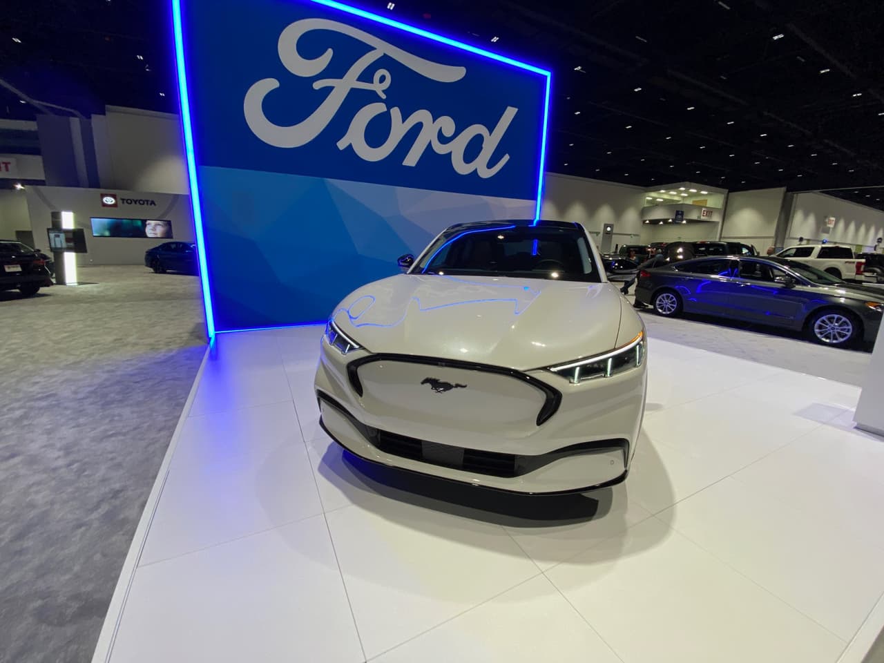 Pero quienes se llevaron la mayor atención fueron los vehículos completamente eléctrico, algunas marcas incluso apostando por clásicos como el Mustang pero en versiones amigables con el medio ambiente.