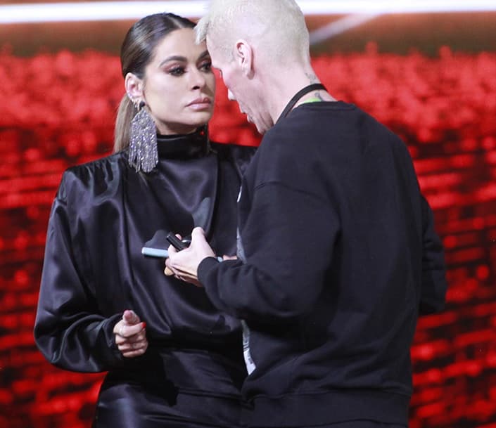 Fue precisamente esto (verla algunas veces con férula y otras no), lo que nos orilló a preguntarle a la presentadora qué ocurría con su dedo.