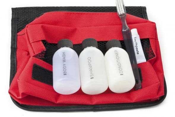 Sigue estas reglas básicas. Lleva tus propios artículos de tocador; ofrece tu ayuda en todo momento; permite que los dueños de la casa tengan tiempo a solas; demuestra que estás disfrutando tu estadía aunque no sea el caso; y, el día que te vayas, quita y dobla la ropa de cama.