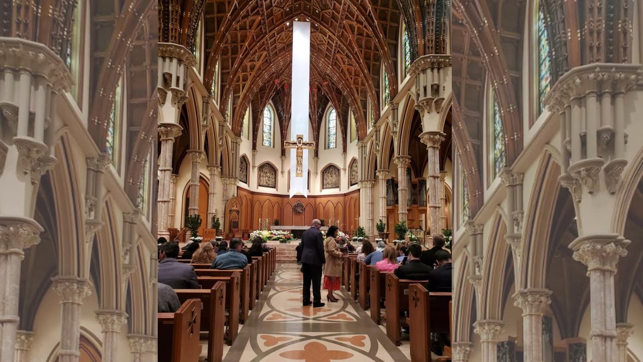 Cientos de feligreses se dieron cita hoy al mediodía para conmemorar el Domingo de Pascuas
