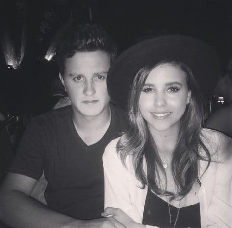 Paulina ha construido una carrera como actriz y cantante y su hermano la ayuda a difundir sus nuevos proyectos.