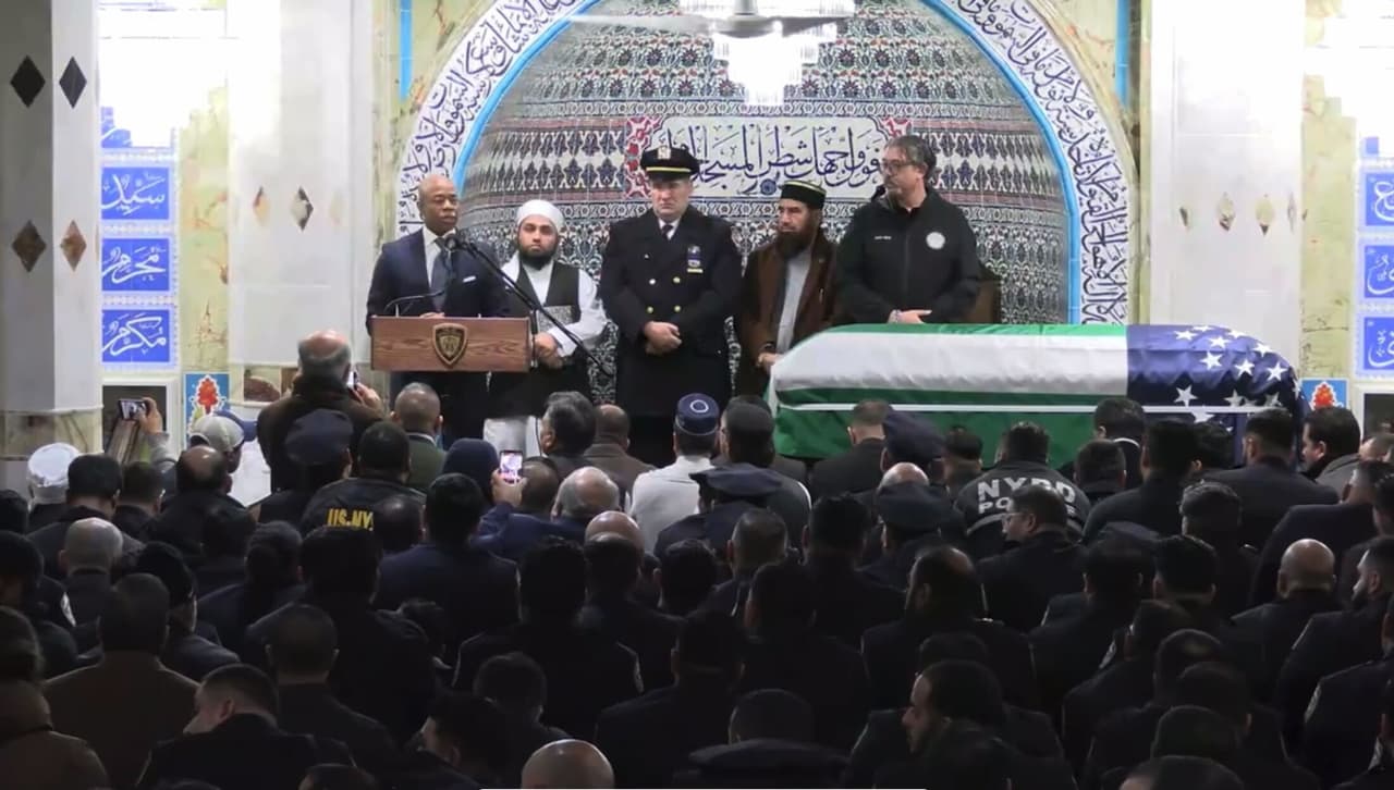 <b>El alcalde Eric Adams, estuvo presente en el funeral</b> que se realizó en Makki Masjid, ubicado en 1089 Coney Island Avenue, y tras presentarle sus condolencias a la viuda y dos niños del oficial, dio un discurso.
