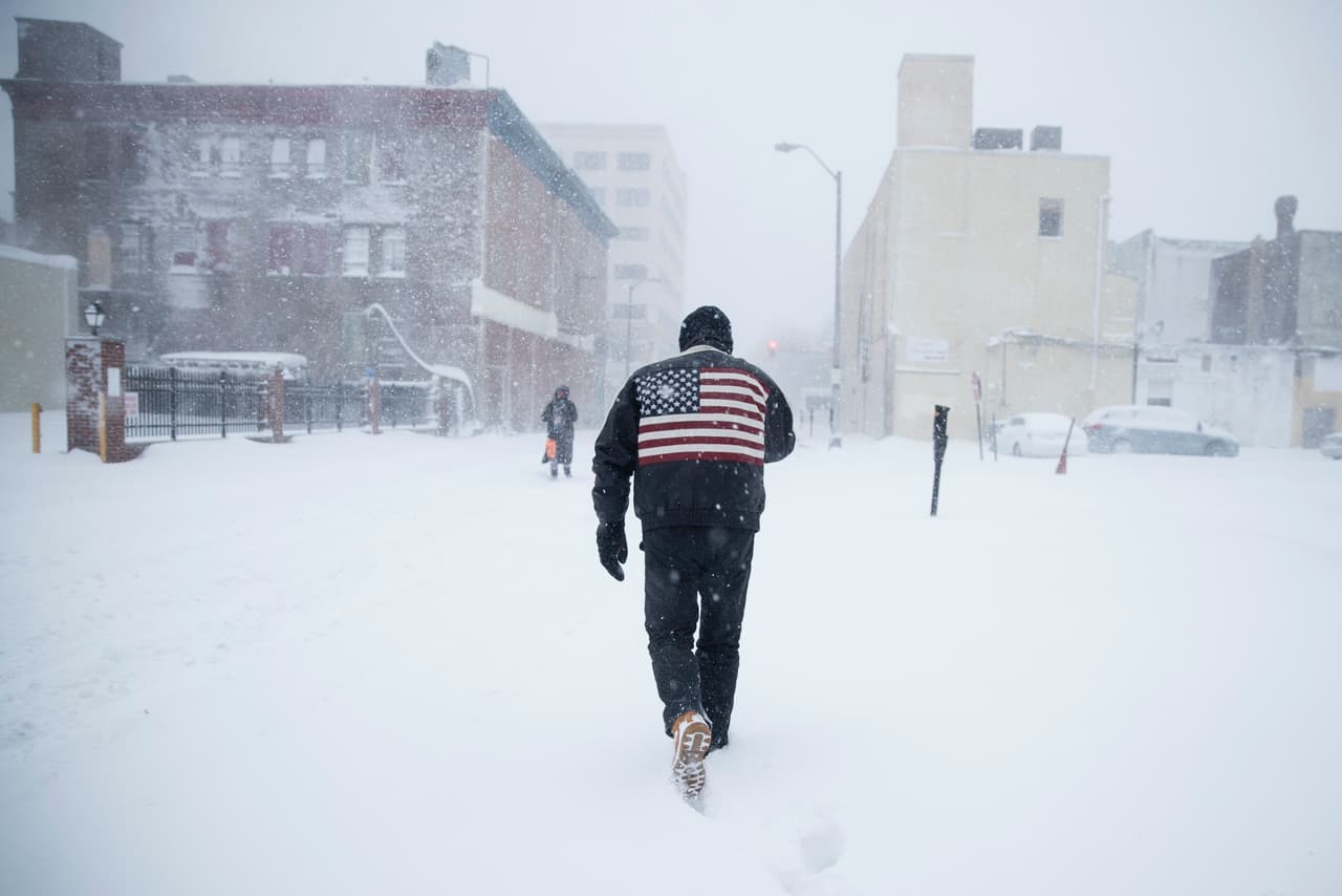 Peatones se desplazan por las calles nevadas de Atlantic City, Nueva Jersey. Se espera que la tormenta invernal lleve hasta seis pulgadas de nieve y ráfagas de viento a 45 millas por hora a esa ciudad.