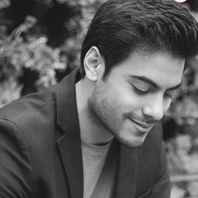 El cantante mexicano estudio en escuela de monjas en su tierra Huamantla, México.