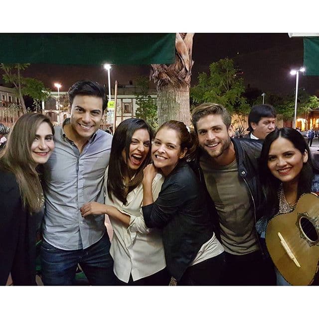 Ana Brenda Contreras es la modelo del video musical '¿Cómo pagarte?' y a raíz de la buena química surgieron rumores de una posible relación entre ellos, sin embargo la dueña del corazón de Carlos es otra cantante mexicana llamada Cinthya Rodriguez.