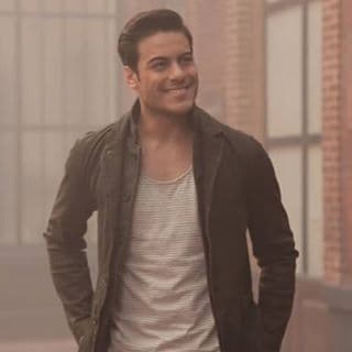 Su talento vocal lo ha catapultado a la fama.