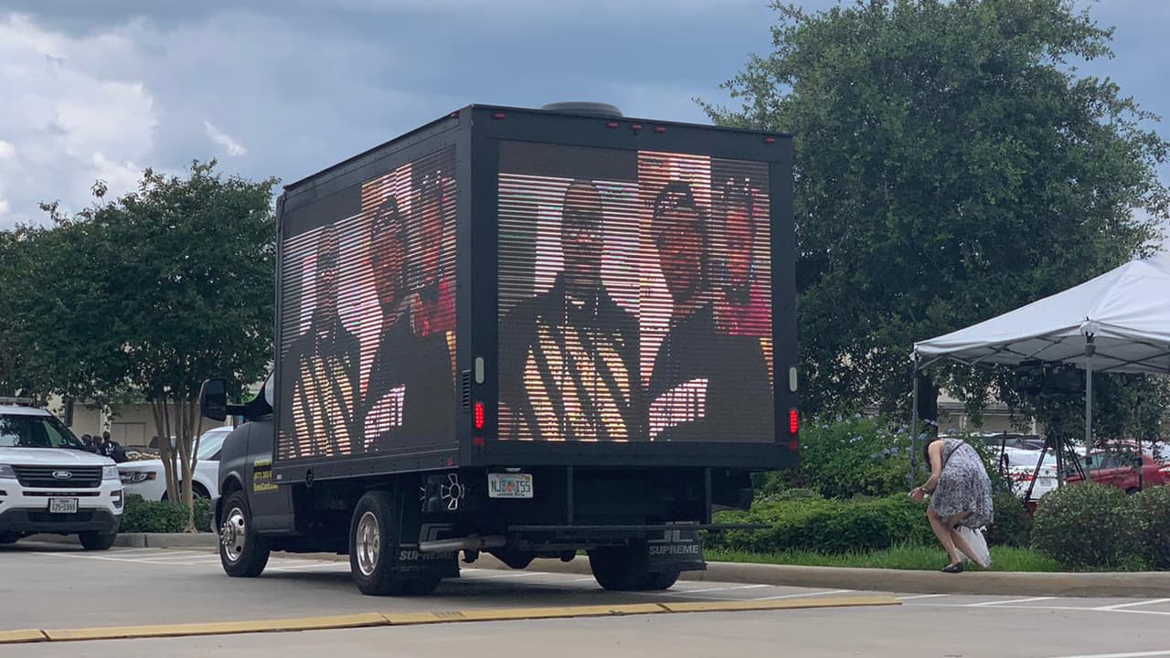 El servicio comenzó este lunes, en un día en que Houston ha sentido mucho calor a menos de una semana de que inicie el verano.