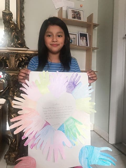 Creando arte para crear consciencia está estudiante de Brooklyn, Jennifer Quizhpi de 7 años muestra su dibujo para los héroes del coronavirus.